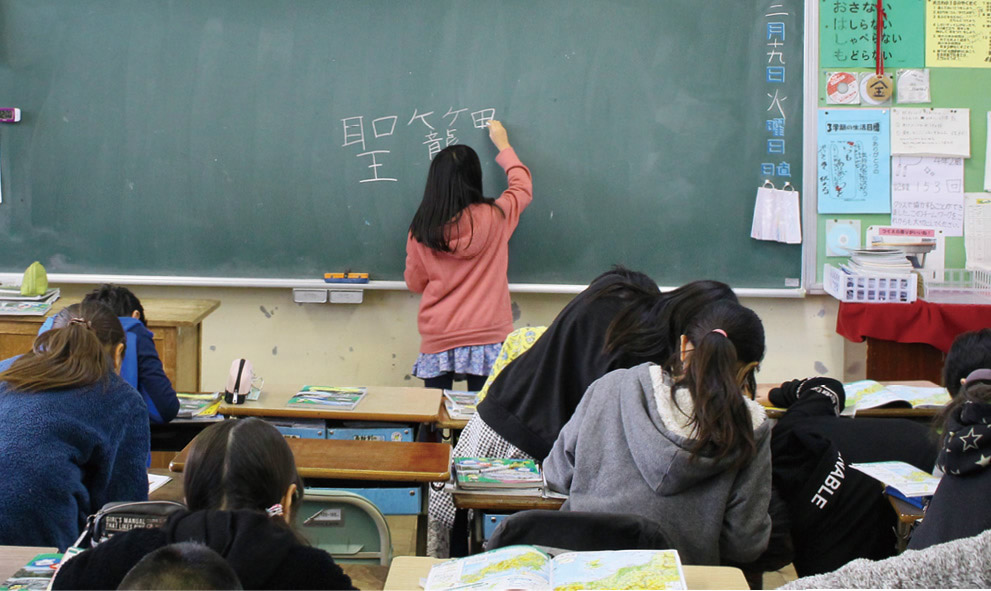 ［地名見つけ］  ①市町村名を黒板に書き記す