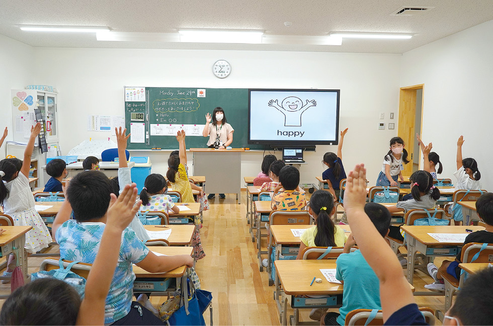 モバイル型ロボットに向かって英語を話す活動。意欲満々!